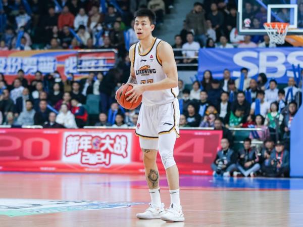 屋漏偏逢連夜雨！張鎮(zhèn)麟7中1僅得2分2板4助 末節(jié)受傷離場